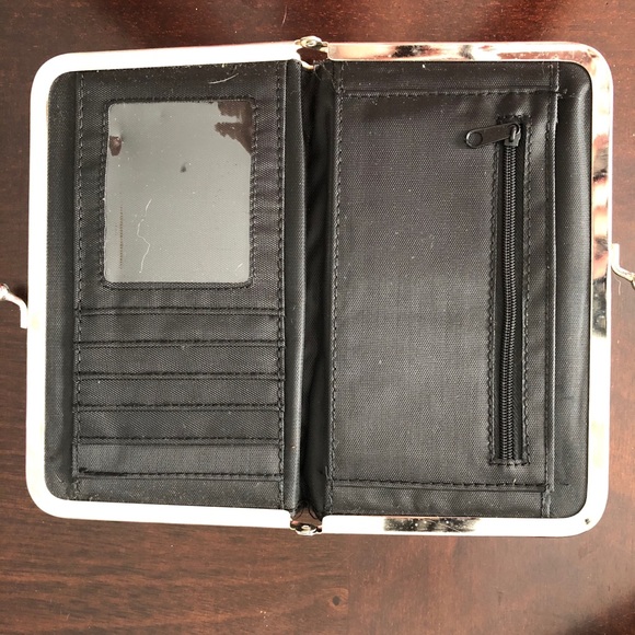 Pretty Clutch! - Picture 2 of 2